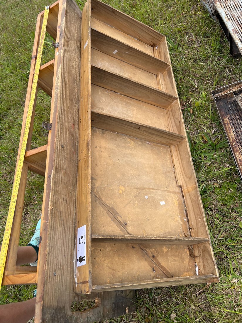 Lote 5: ESTANTERIAS DE MADERA