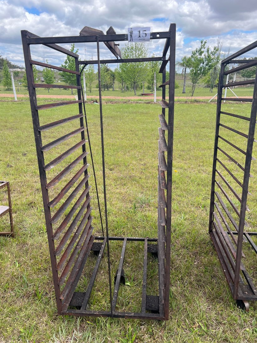 Lote 15: CARRO DE HIERRO MUY FUERTE PARA COLOCAR BANDEJAS RUEDAS DE ACERO