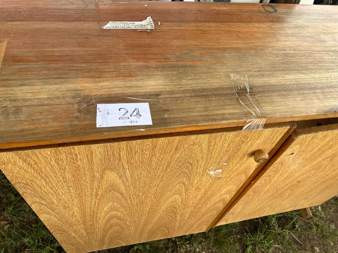 Lote 24: PLACARD EN MADERA DE DOS PUERTAS