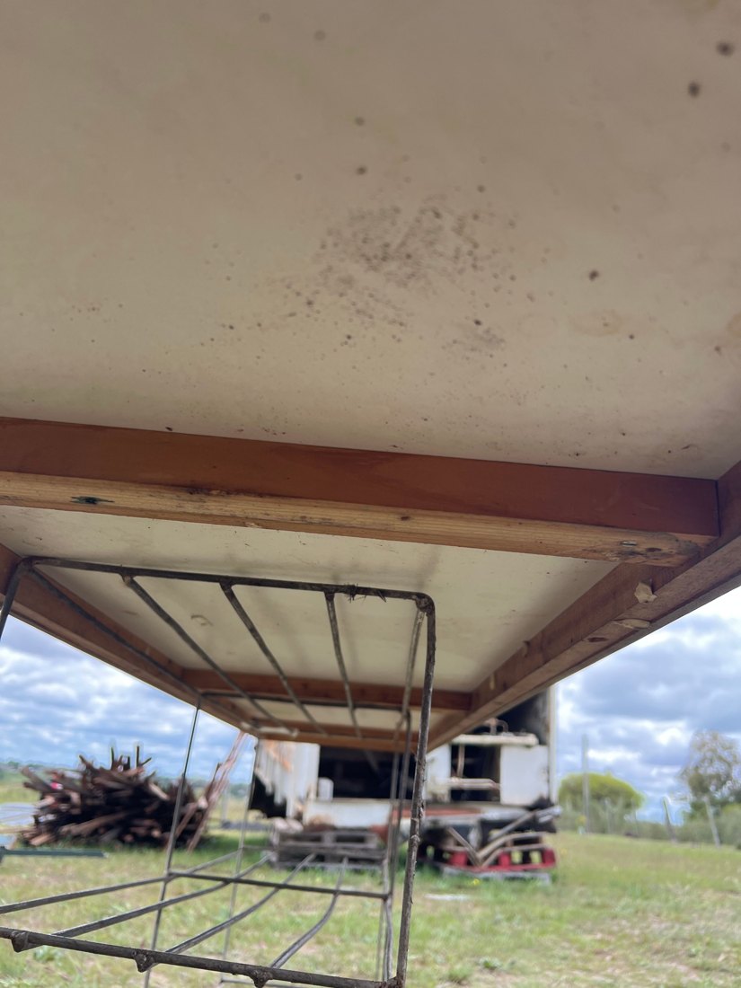 Lote 44: BARRA O REPISA DESAYUNADOR EN CARMICA