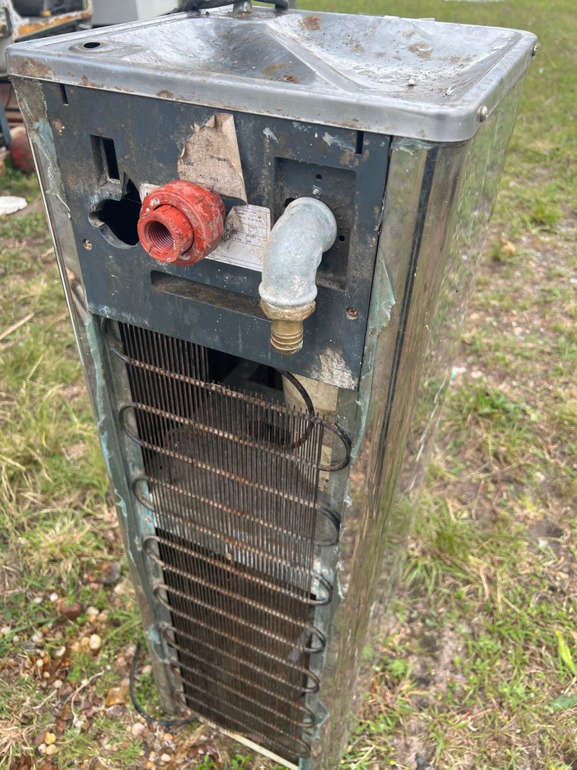 Lote 79: BEBEDERO DE AGUA EN ACERO INOX Y ENFRIADOR