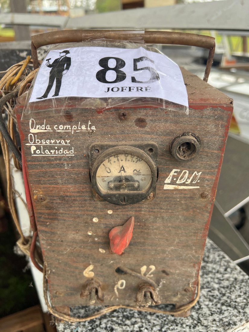 Lote 85: CARGADOR DE BATERIAS ANTIGUO